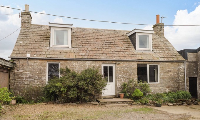Spittal Cottage | TOFTINGALL FARM COTTAGE, pet friendly, with a garden in Watten