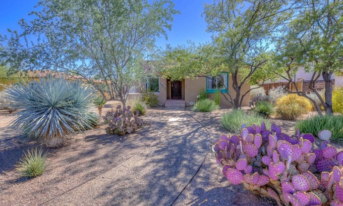 Blenman-Elm House | Tohono O'odham House: historic adobe close to UAZ with fire pit and more!