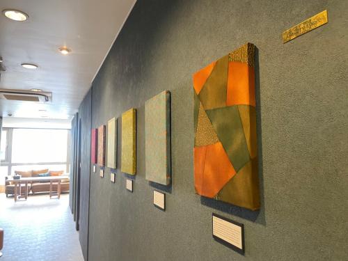 Hadano Apartment | Tokyo Gallery Stay 駅1分で貸切 8人OKのアーティスト制作のベッド 桜を見下ろせる部屋 商店街で賑やか