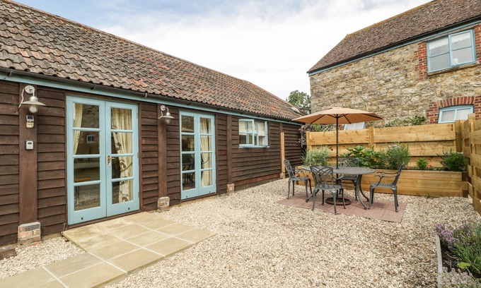 Yeovil Cottage | TOM'S BARN, pet friendly, with a garden in Yeovil, Somerset