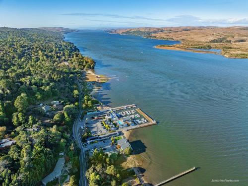 Inverness Hotel | Tomales Bay Lodge and Marina Inc