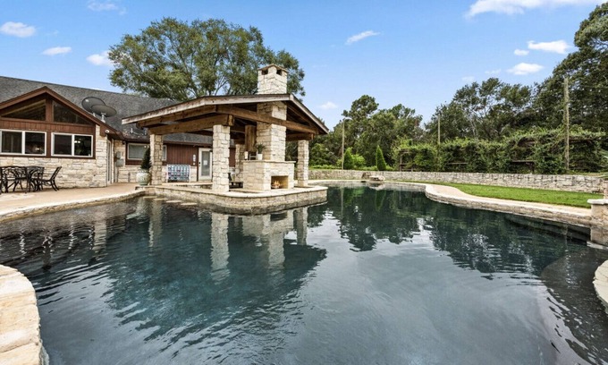 Tomball Cabin | Tomball 3-Acre Event Venue - Pool, Pond, HotTub