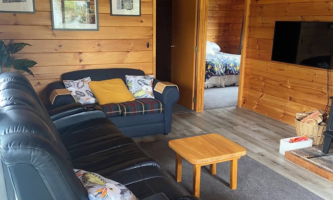 Turangi House | Tongariro's Tui Hut, on the edge of the Tongariro River