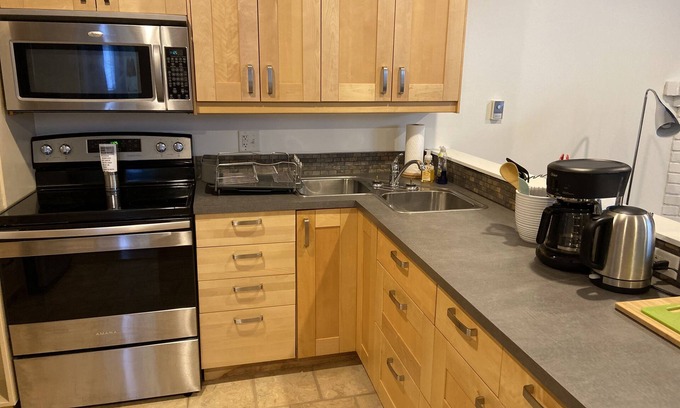 Brentwood Bay Apartment | Too Sweet - Cozy Two Bedroom Suite with Ensuites