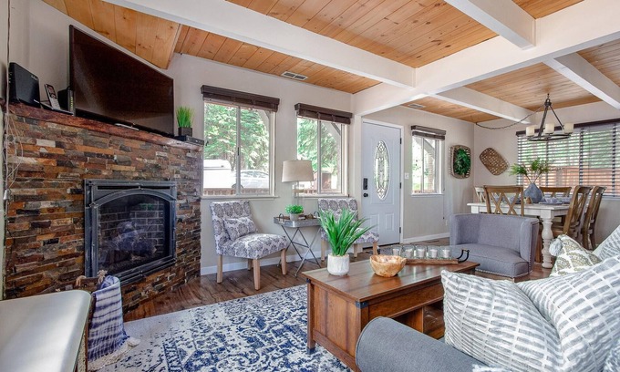 Pioneer Trail House | Tooch Villa - Spa, Games,3BR, 2BA, Hot Tub