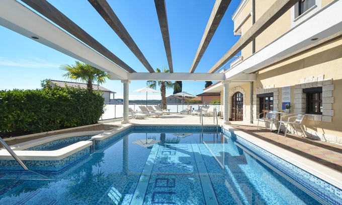 Okrug Gornji Apartment | TOP apartment for 2-4 people, pool, great sea view, ideal location