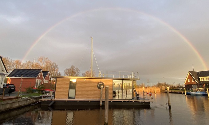Stavoren Boat Rental | TOP Ausgestattetes Hausboot mit Dachterrasse in Stavoren am Ijsselmer