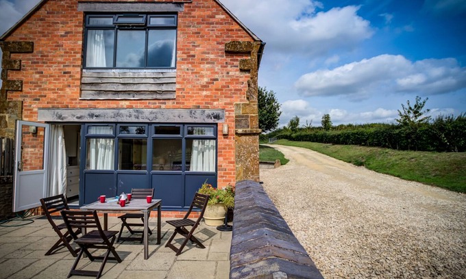 Whichford Cottage | TOP BARN, family friendly, with a garden in Chipping Norton