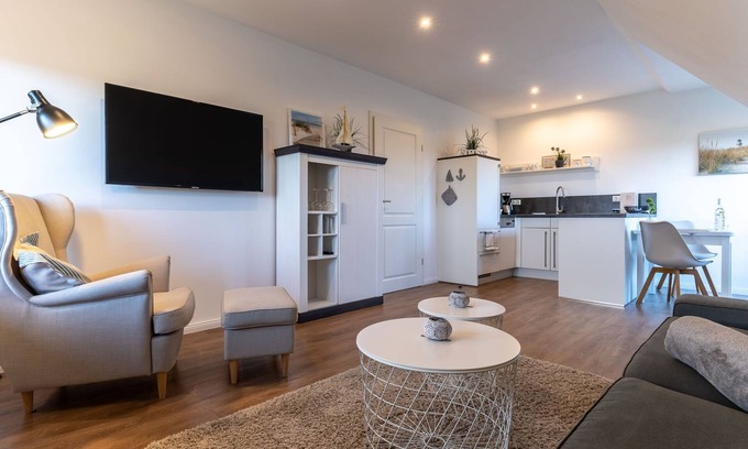 Tumlauer Koog Apartment | Top-equipped thatched-roof holiday apartment with far-reaching views just outside SPO