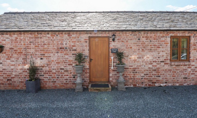 Felton Cottage | TOP FARM LODGE, pet friendly, character holiday cottage in Knockin