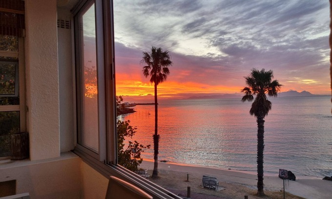 Strand Apartment | 'Top Flat' @ 121 Beach - 3 Bedroom with Built in Veranda and Easy Beach Access