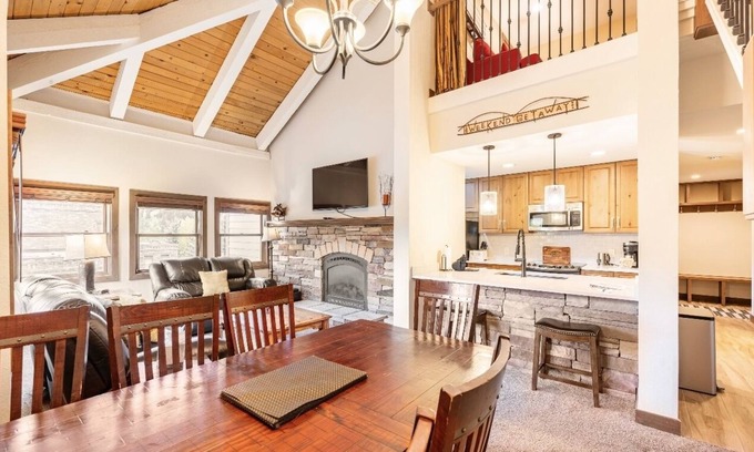 Historic District Condo | Top-Floor 2BR/Loft, Steps to Gondola & Main St | Pool & Hot Tub!