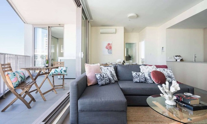 Wolli Creek Apartment | Top Floor 2BR Pool, Gym, Parking | Airport, City