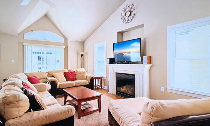 Wildwood House | Top floor 4 bedroom 2 bath condo 1.5 blocks to beach and boardwalk