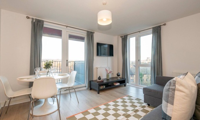 Whittington Apartment | Top Floor Apartment – 2 Mins to Train Station, Near London Museum