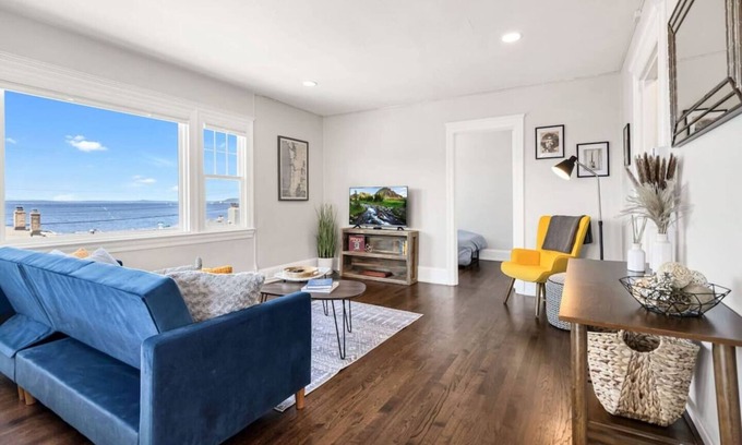 North Admiral Apartment | Top floor apartment with panoramic ocean views