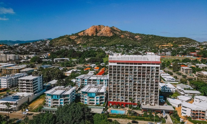 North Ward Apartment | Top Floor Aquarius best location & Ocean Views in Townsville Fast WiFi Kayo