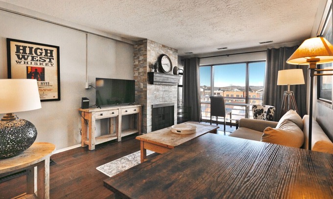 North Park City Apartment | Top Floor Centrally Located. Free Bus to Lifts