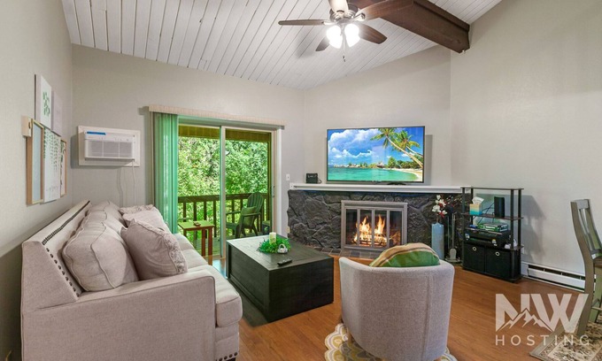 Rathdrum Condo | Top-Floor Condo—Covered Parking, Community Pool, and Stunning Golf Course Views!