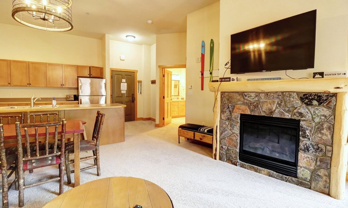 East Village at Copper Condo | Top-Floor Condo with Stunning Views, Hot Tub, and Vaulted Ceilings - CS425