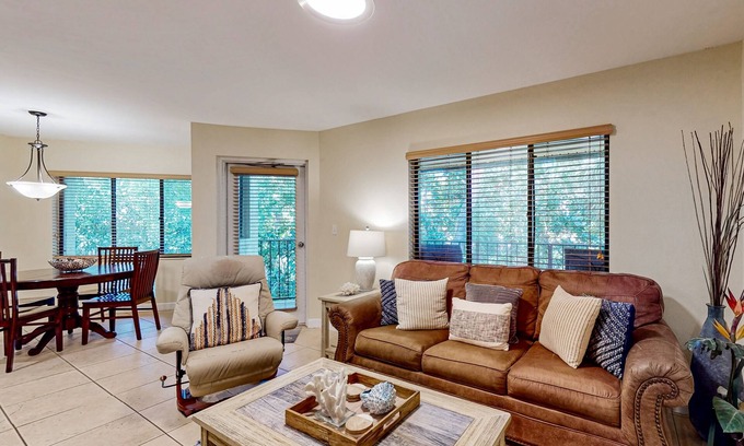 Tierra Verde Condo | Top-floor Condo with on-site pool, hot tub, grills, gym, & private balcony