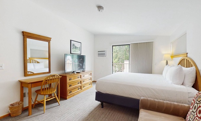 West End Cabin | Top-floor Main Street studio with pool & hot tub - walk to lifts