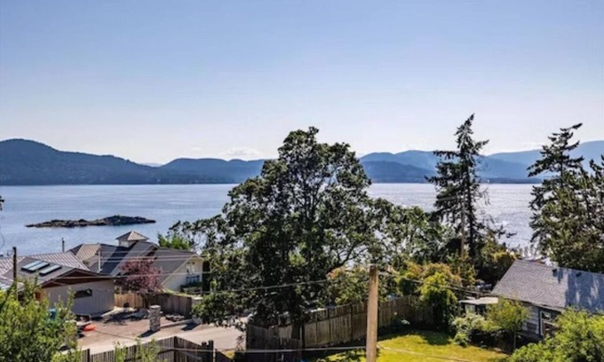 Vesuvius Condo | Top floor oceanview suite, 5 minute walk to beach!
