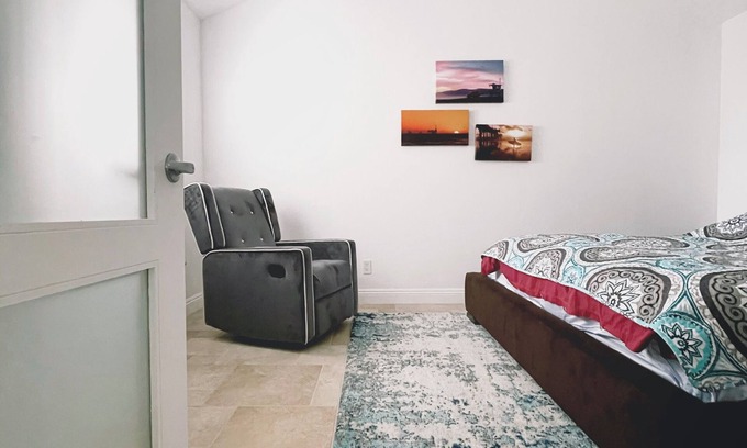 Huntington Beach Condo | Top floor Ocean front condo, gated with the private underground garage and pool.