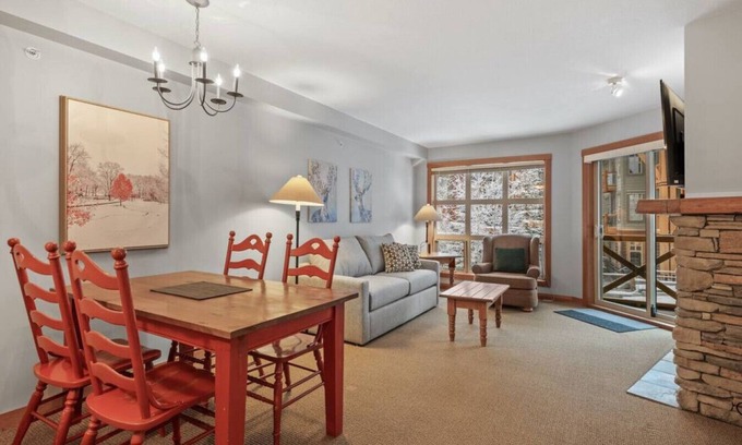 East Kootenay Condo | TOP FLOOR overlooking Ski Hill | Ski In/Out | Indoor Access to Pools & Hot Tubs