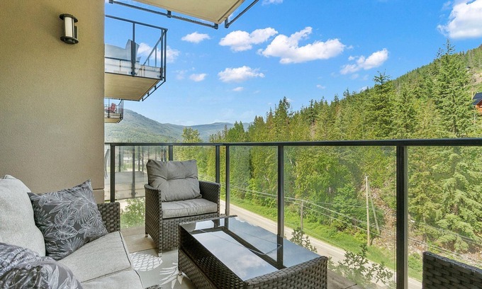 Sicamous Condo | Top Floor Penthouse with Pool, gym and Boat Slip