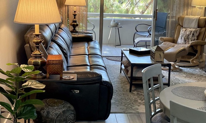 South Scottsdale Condo | TOP FLOOR - TOP CLASS CONDO! Within walking distance to Old Town Scottsdale.