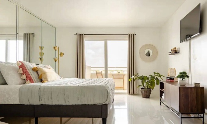 Seybold Apartment | Top Floor Waterfront Unit - Bay View - Free Parking