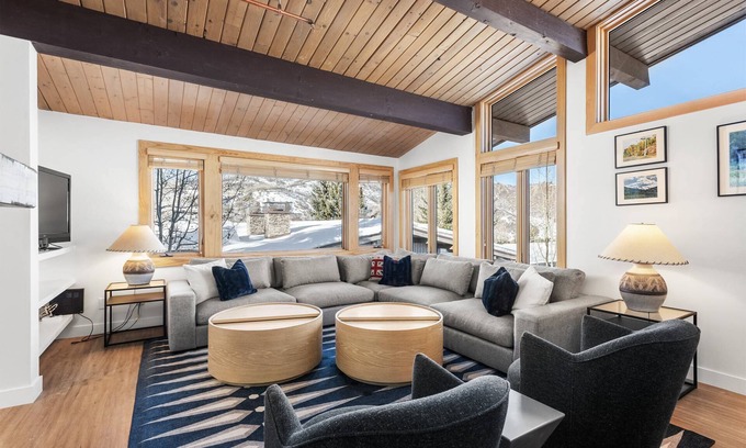 Snowmass Village Condo | Top Level. 100 Yards To Snowmass Mtn! Remodeled Living, Kitchen & Bath. Gas FP, W/D, Pool, Hot Tubs
