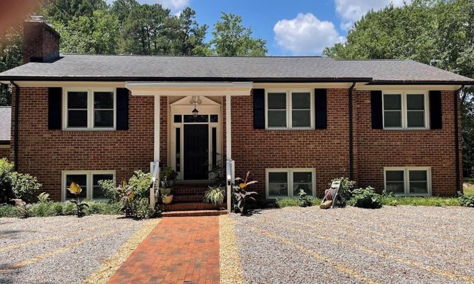 Fuquay-Varina House | Top-level of a modern split-level home. n