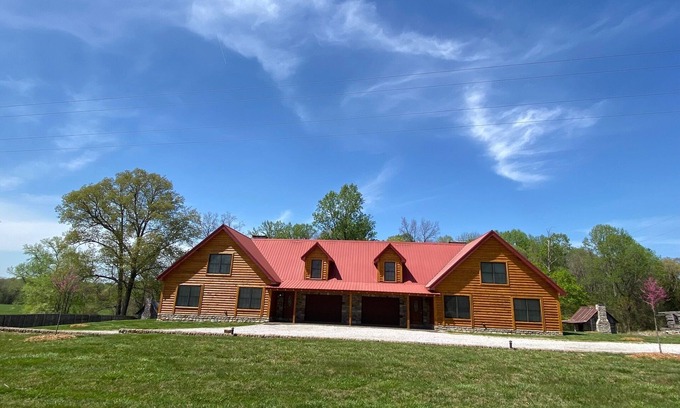 Lucas Cabin | Top Rated 5 Star Exceptional Clean Luxury-fire pit-pool table-pet friendly!