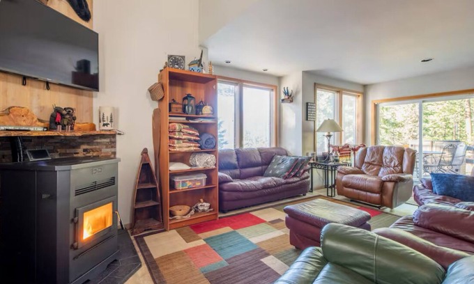 Roslyn Ridge House | TOP-RATED! SEPTEMBER DATES AVAILABLE! QUIET, PRIVATE, VIEWS, SPA ,FIRE-PIT.