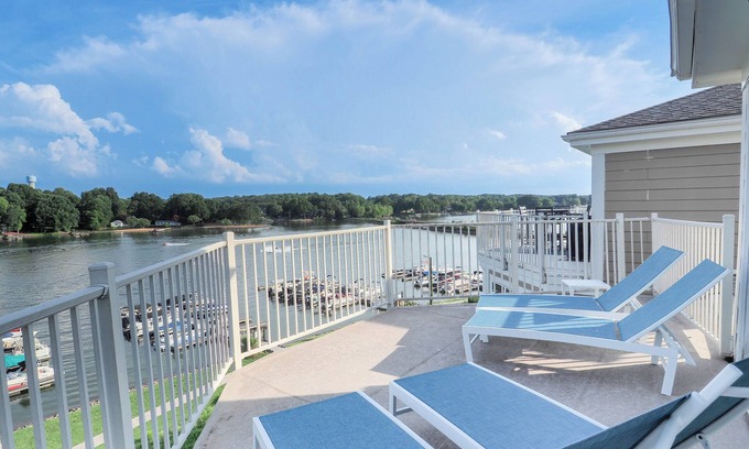 Mount Mourne Condo | Top Shelf by SoCharm | Luxury Penthouse - Restaurants, Community Pool, Massage, and More!