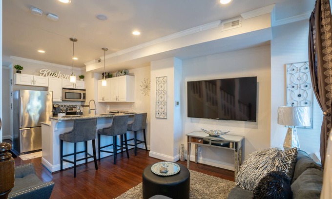Downtown Baltimore House | Top-Tier /12 ppl /Park Free /5 mins-Harbor /Events/Pets