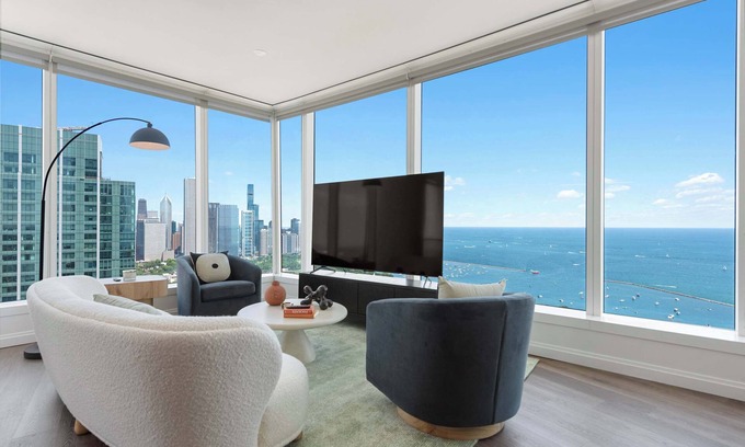 The Loop Apartment | Top-Tier Stay: 49th Fl, Lakefront & City Views