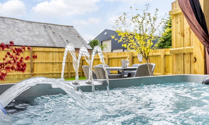 Toppesfield Cottage | Toppesfield Hall Luxury Cottage with Hot Tub
