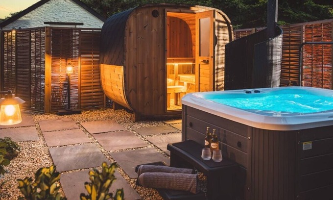 Saint Columb Major Cottage | Topsy Turvy & Hillside Spa at Tregoose Old Mill