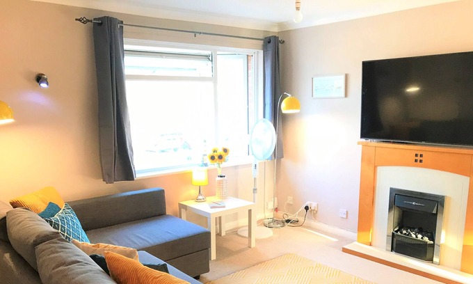 Worthing Apartment | Toronto Apartment in Seaside Town with Parking