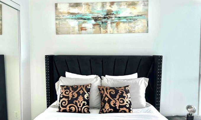 Fort York Condo | Toronto closer Budwiser walk Scotiabank arena 6mins with uber , Rogers Centre .