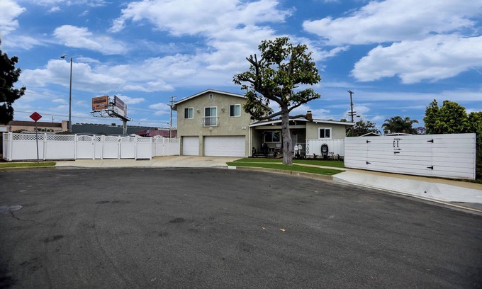 Harbor House | Torrance Mid Century Home Close To Beaches, Shopping, Dining, Entertainment