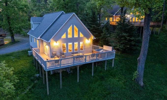 Montebello House | Torry Ridge-hot tub, mountain views, fireplace