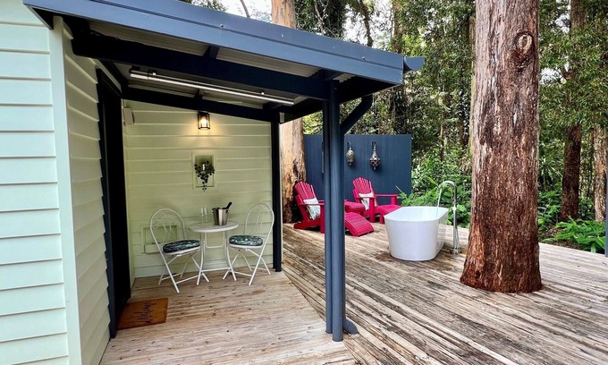 Reesville Cottage | Total Eden Luxury Stay-Outdoor Bath & King Bed
