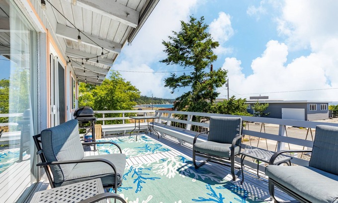 Coupeville House | Totally Beachin' Getaway by AvantStay | Waterfront