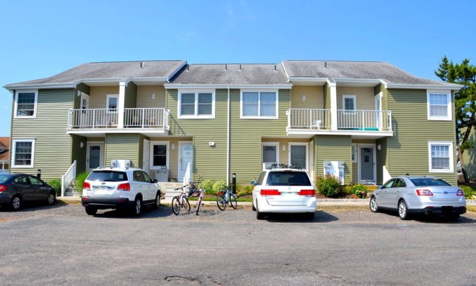 North End House | Totally re-done! Spacious, bright 3 bedroom, 2 1/2 bath two story townhouse