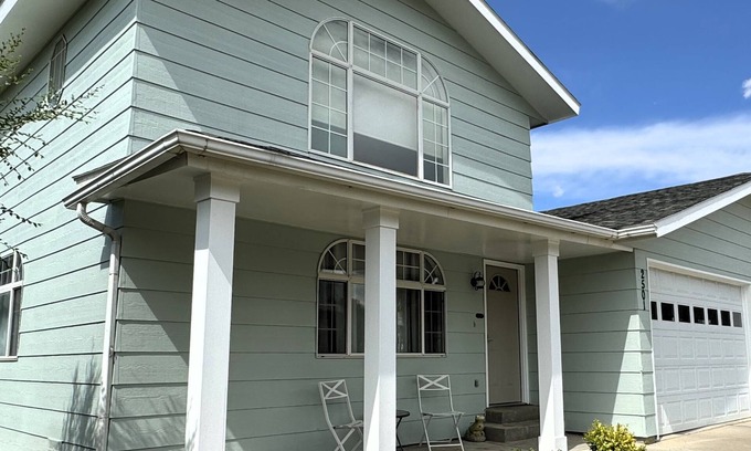 Montrose House | Totally Remodeled- All New Furnishings- Backs to Golf Course- Great Base Camp