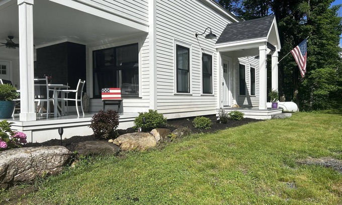 Newbury House | Totally Renovated 1800 FarmhousenMinutes from both the Mountain and Laken